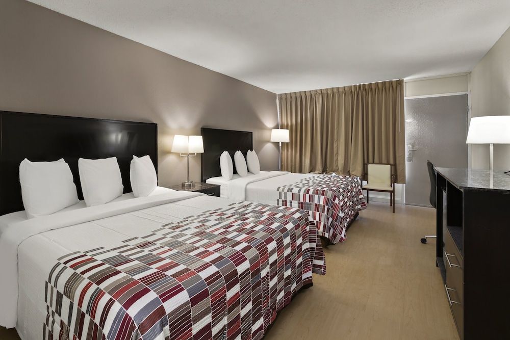 Red Roof Inn & Suites Cave City Deluxe Room, 2 Queen Beds, Non Smoking 4