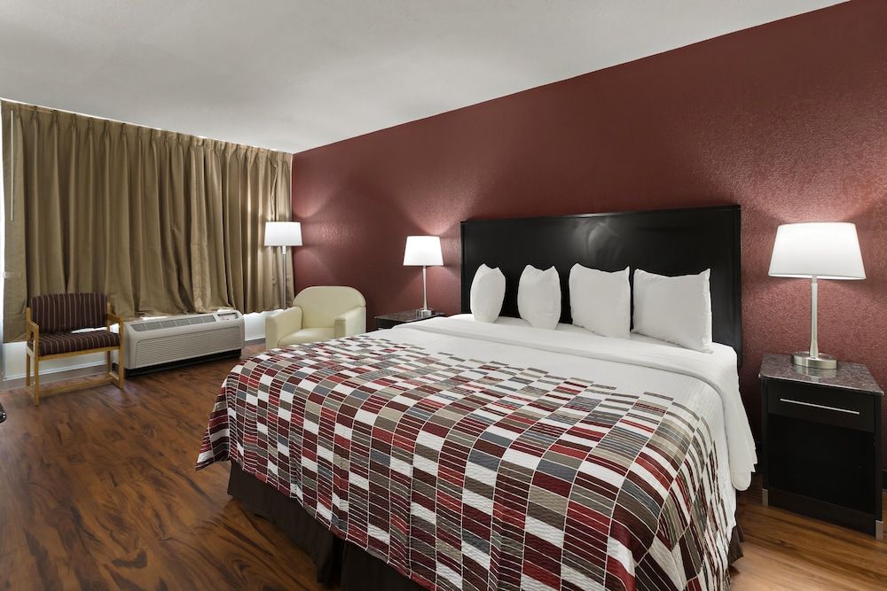 Red Roof Inn & Suites Cave City Suite, 1 King Bed, Non Smoking (Second Floor) 5