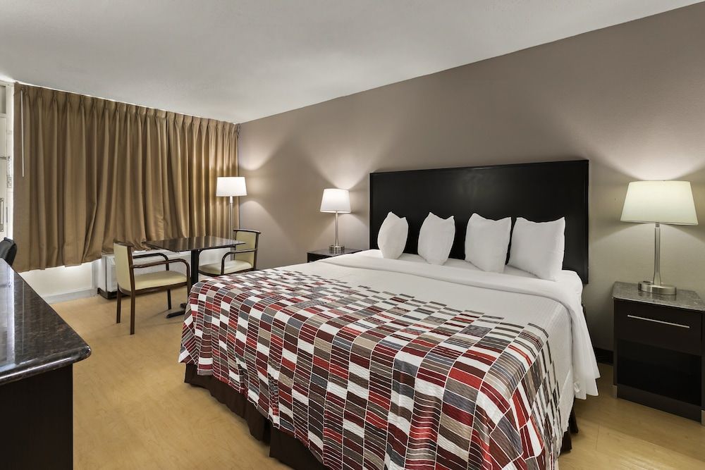 Red Roof Inn & Suites Cave City Suite, 1 King Bed, Non Smoking (Second Floor) 2