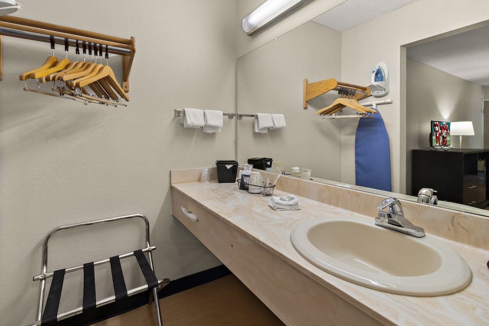 Red Roof Inn & Suites Cave City Suite, 1 King Bed, Non Smoking (Second Floor) 7