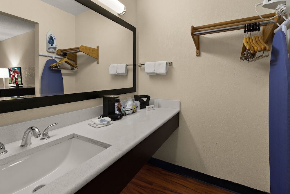 Red Roof Inn & Suites Cave City Superior Room, 1 King Bed, Non Smoking 9