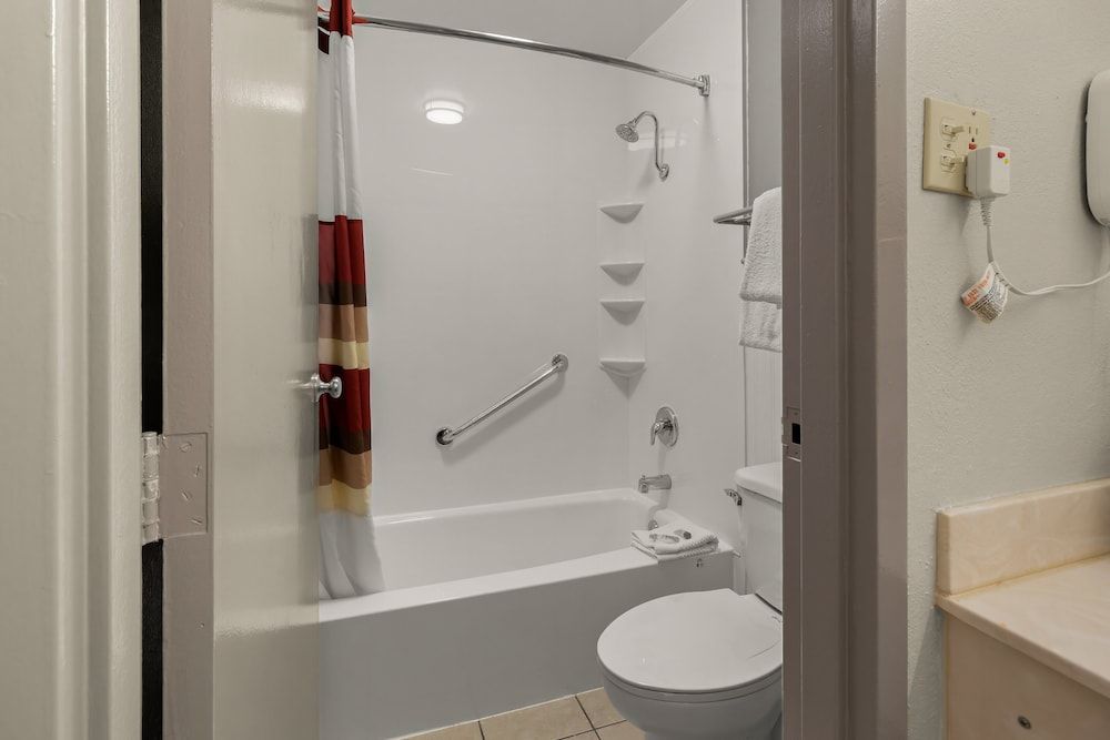 Red Roof Inn & Suites Cave City Superior Room, 1 King Bed, Non Smoking 8