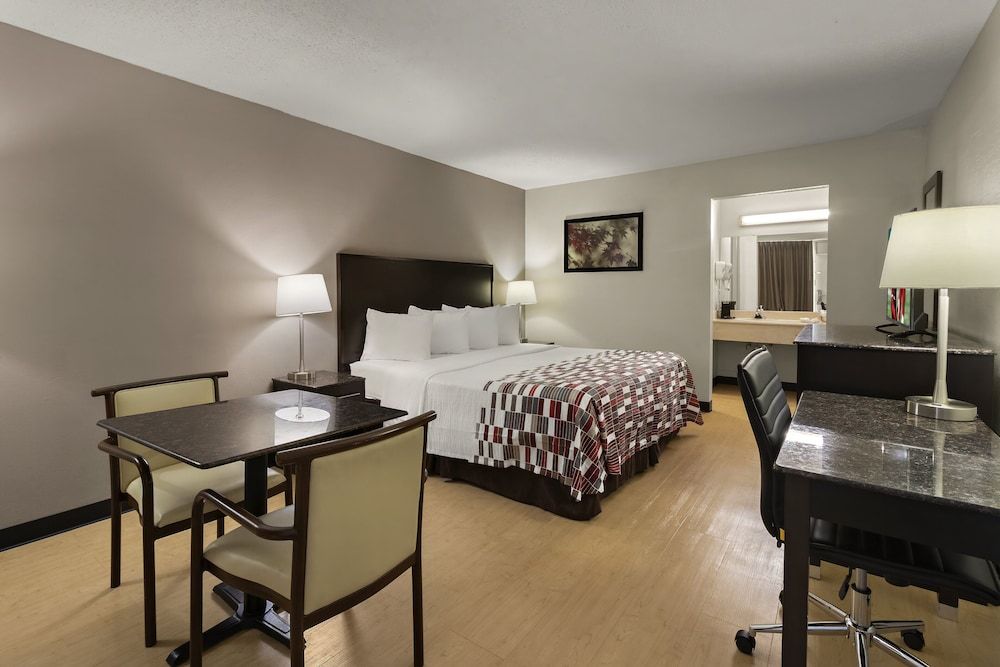 Red Roof Inn & Suites Cave City Suite, 1 King Bed, Non Smoking (Second Floor) 4