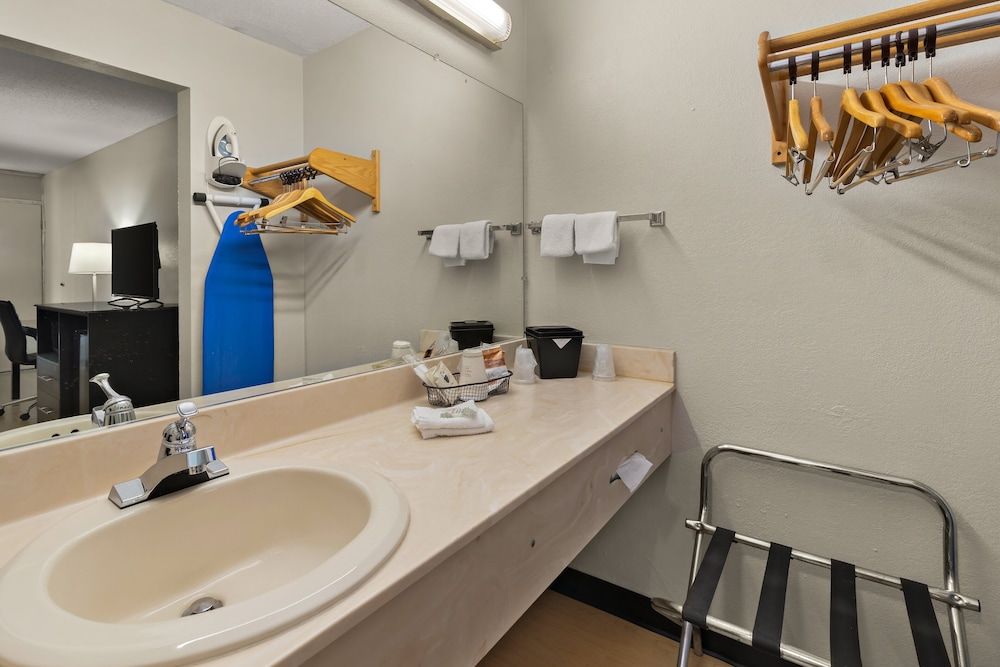 Red Roof Inn & Suites Cave City Suite, 1 King Bed, Non Smoking (Second Floor) 8