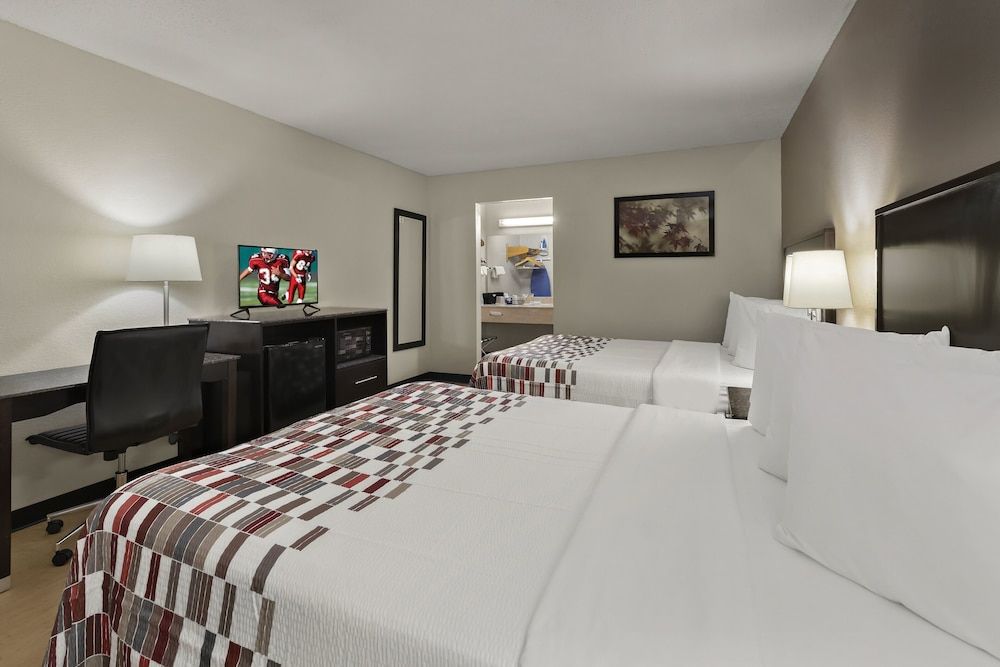 Red Roof Inn & Suites Cave City Deluxe Room, 2 Queen Beds, Non Smoking 3