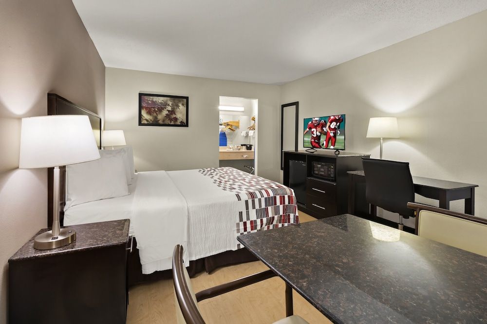 Red Roof Inn & Suites Cave City Suite, 1 King Bed, Non Smoking (Second Floor)