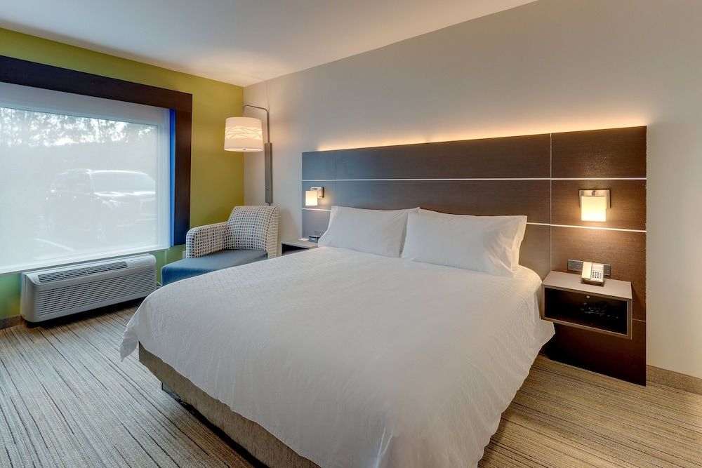 Standard Room, 1 King Bed, Accessible (Communications, Roll-In Shower)