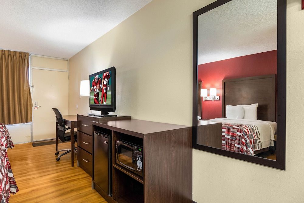 Red Roof Inn Cincinnati Airport–Florence/ Erlanger Deluxe Room, 2 Double Beds, Accessible, Non Smoking (Roll-In Shower) 4