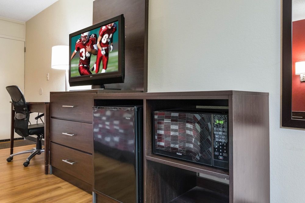 Red Roof Inn Cincinnati Airport–Florence/ Erlanger Deluxe Room, 1 King Bed, Smoking 3