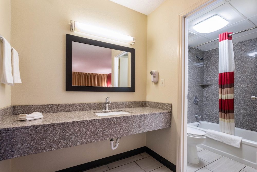 Red Roof Inn Cincinnati Airport–Florence/ Erlanger Deluxe Room, 1 King Bed, Smoking 4