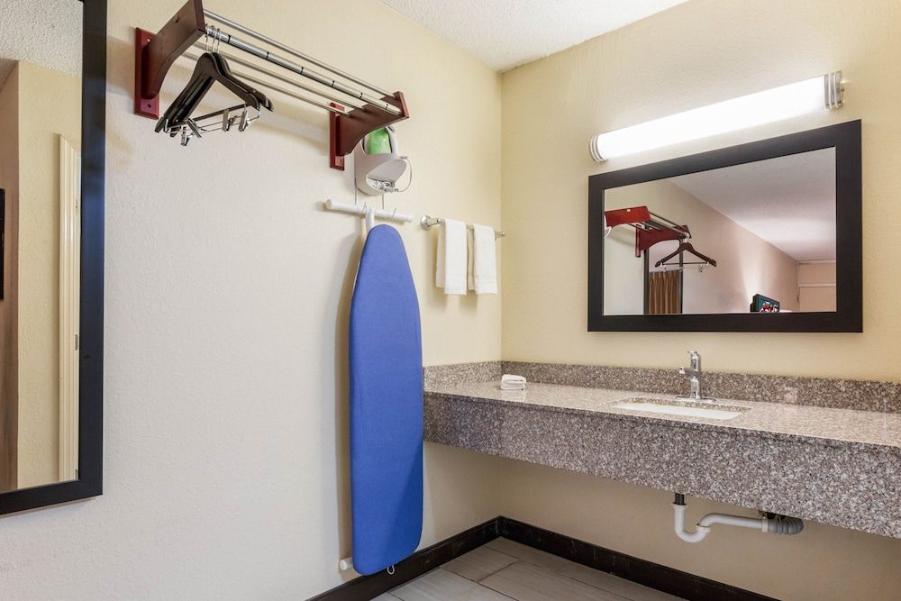 Red Roof Inn Cincinnati Airport–Florence/ Erlanger Deluxe Room, 2 Double Beds, Accessible, Non Smoking (Roll-In Shower) 5