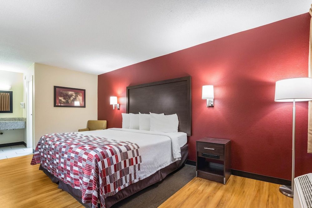 Red Roof Inn Cincinnati Airport–Florence/ Erlanger Deluxe Room, 1 King Bed, Smoking 2