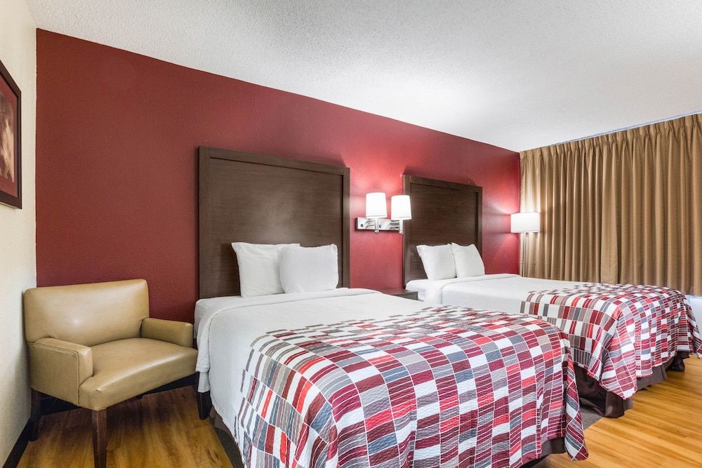 Red Roof Inn Cincinnati Airport–Florence/ Erlanger Deluxe Room, 2 Double Beds, Accessible, Non Smoking (Roll-In Shower) 3
