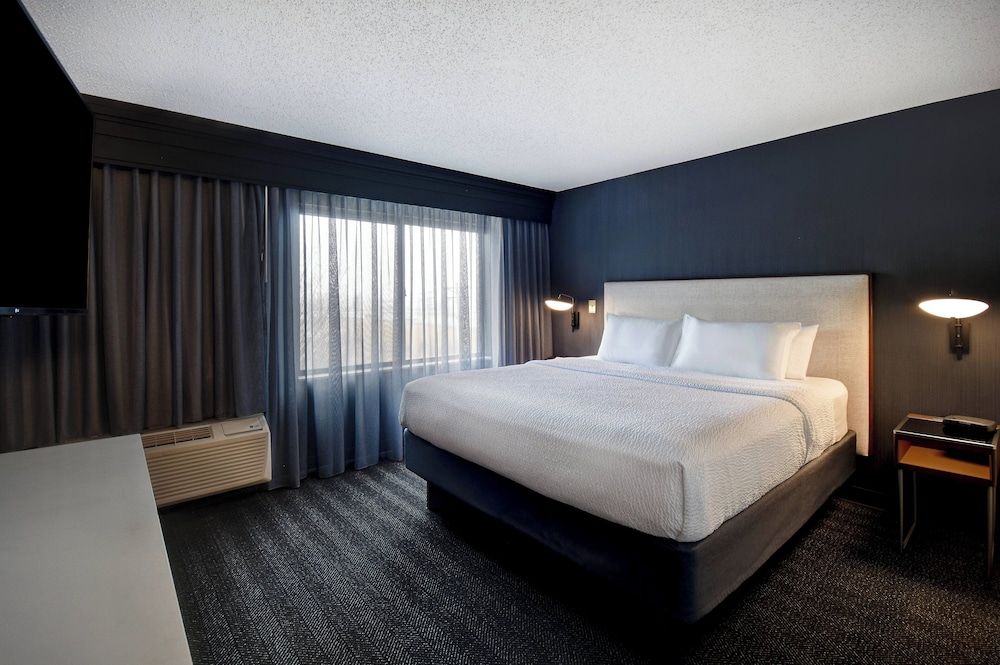 Suite, 1 King Bed with Sofa bed, Balcony