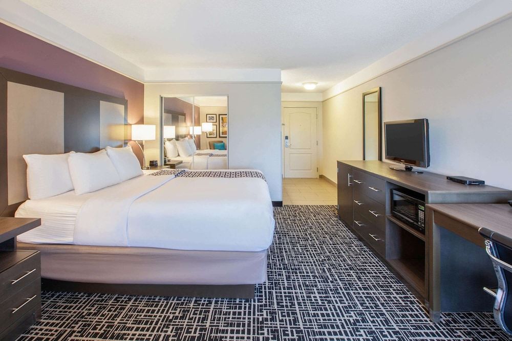 Executive Room, 1 King Bed, Accessible, Non Smoking (Mobility/Hearing Impaired Accessible)