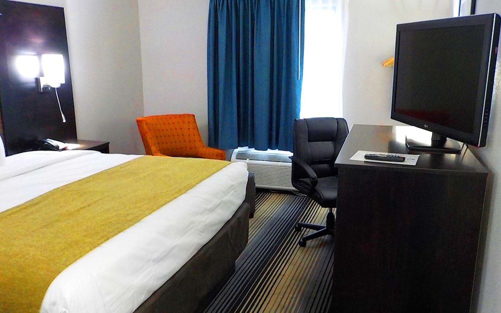 Standard Room, 1 Queen Bed, Non Smoking, Refrigerator & Microwave