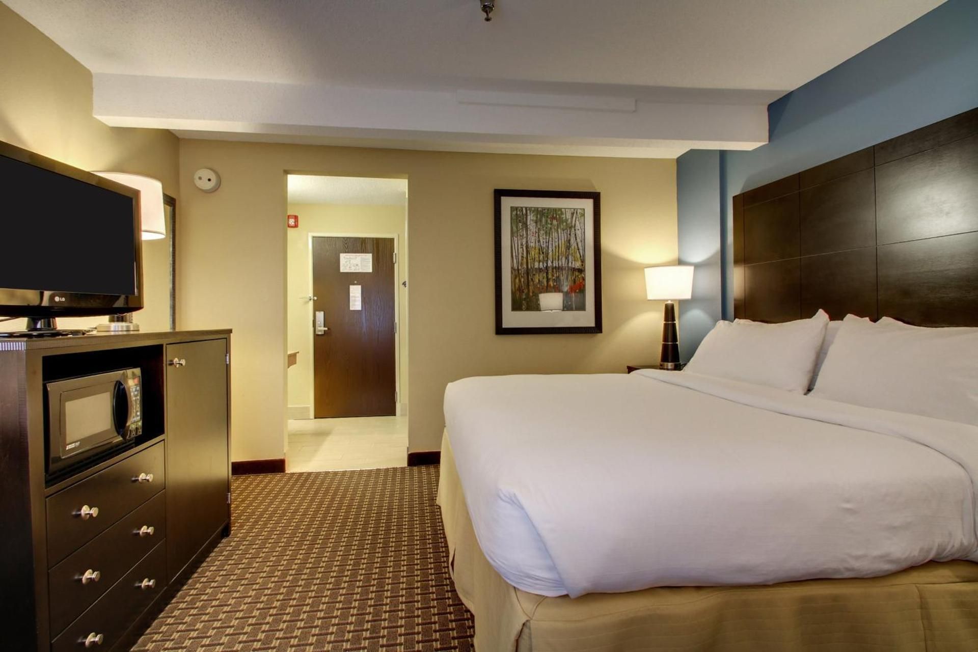 1 King Bed Standard Communication Accessible