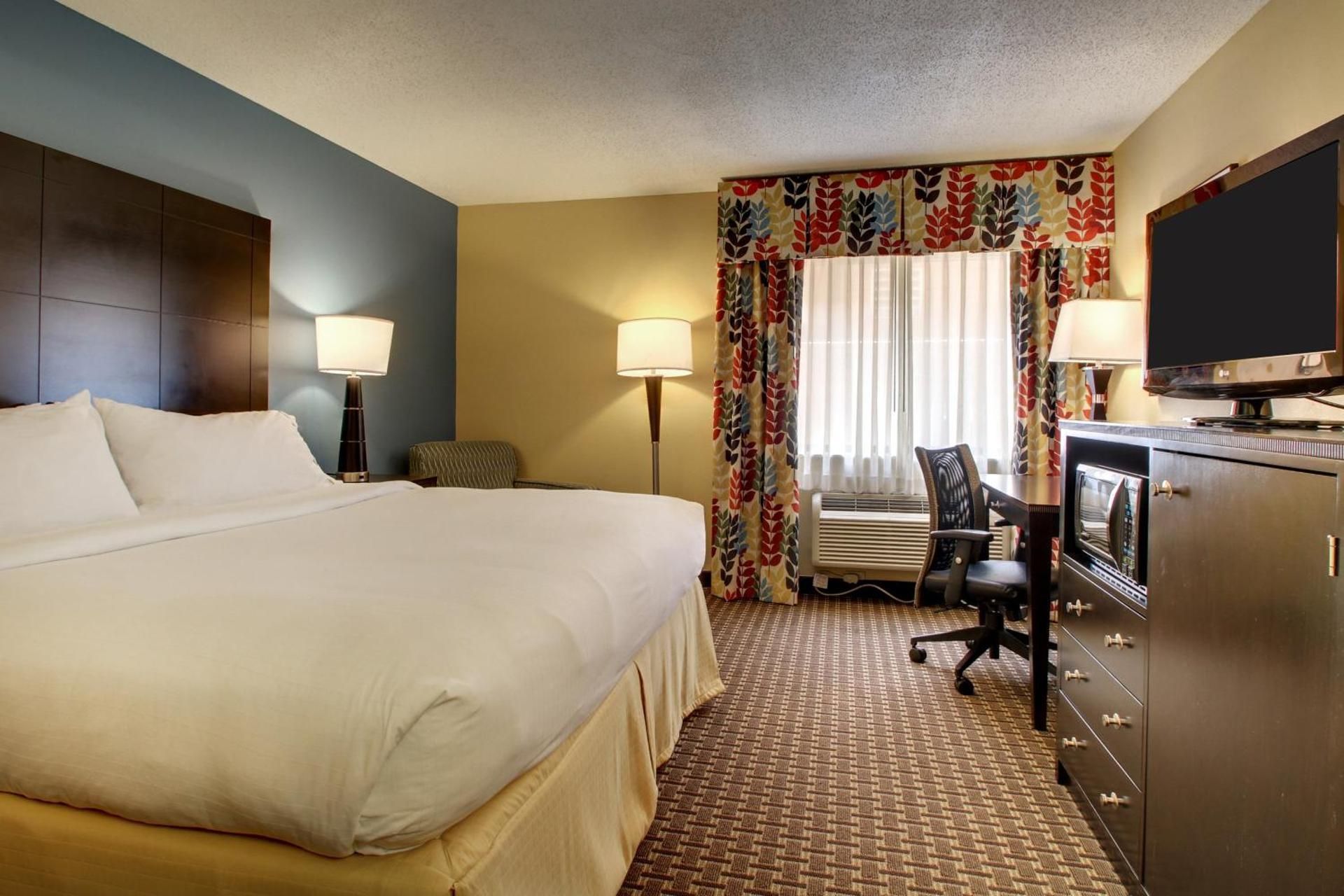 1 King Bed Leisure Non-Smoking