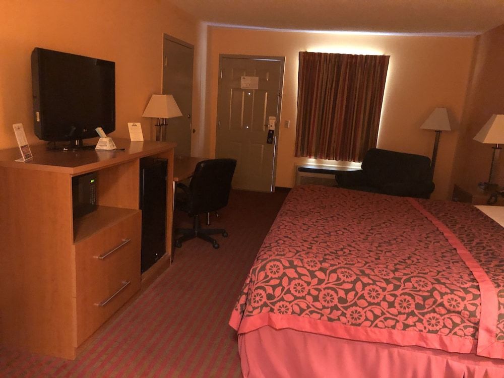 Studio Suite, 1 King Bed, Smoking