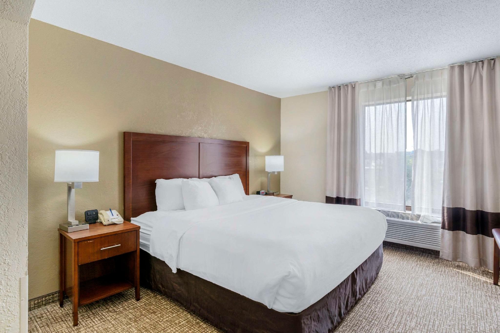 1 King Bed, Suite, Nonsmoking, Accessible