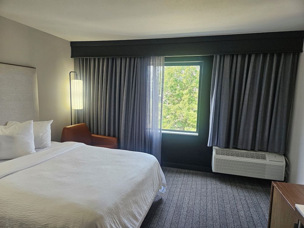 Room, 2 Queen Beds (Mobility Accessible, Tub)