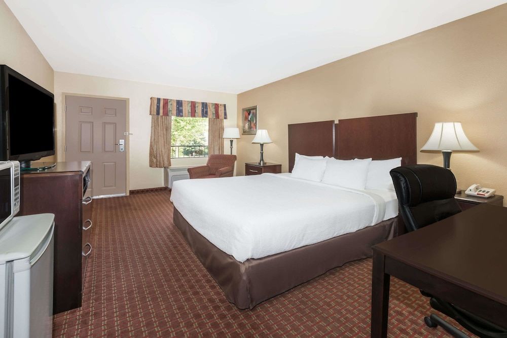 Room, 1 Queen Bed, Accessible, Non Smoking (Mobility,Roll-In Shower)