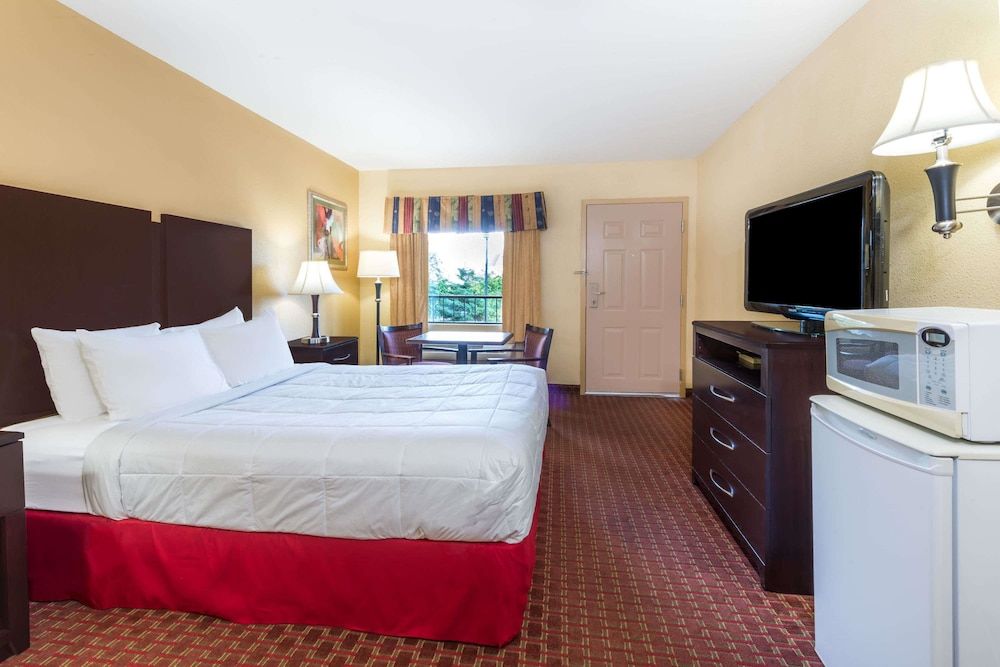 Room, 1 Queen Bed, Accessible, Non Smoking (Mobility,Roll-In Shower)