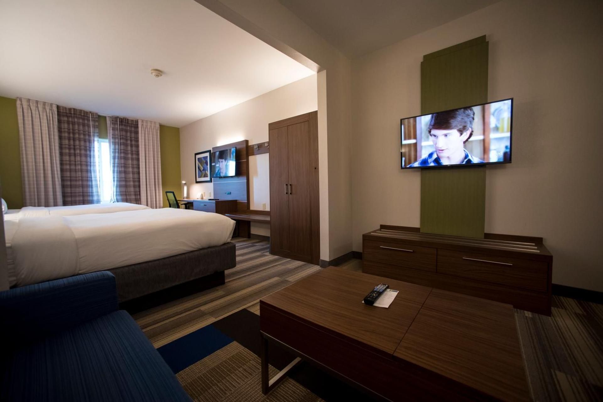 2 Queen Beds Suite Additional Living Area