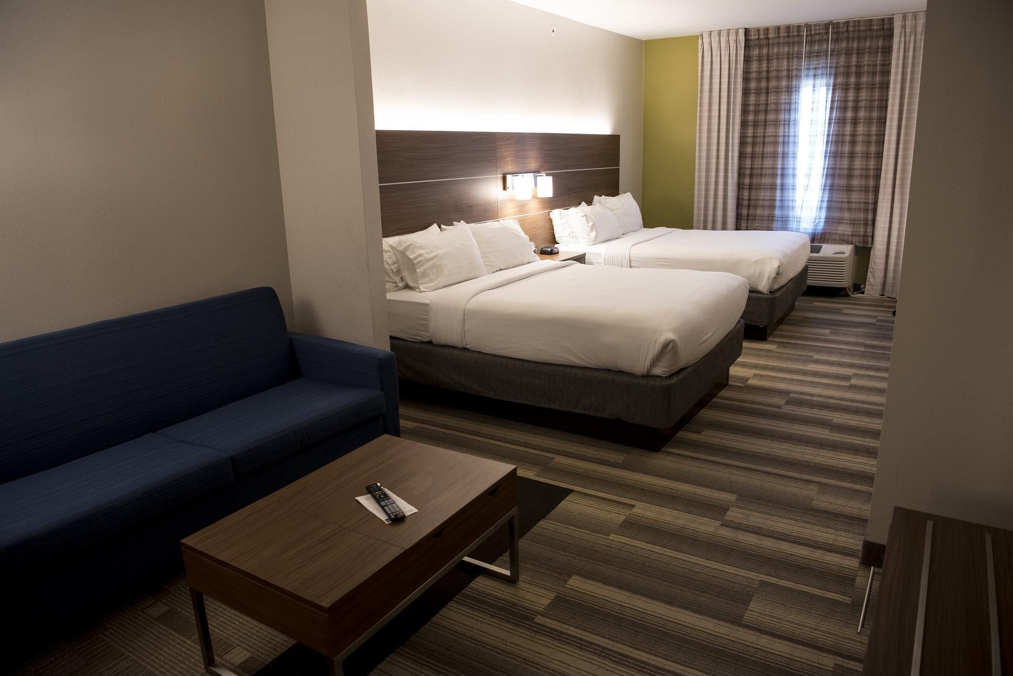 2 Queen Beds Suite Additional Living Area