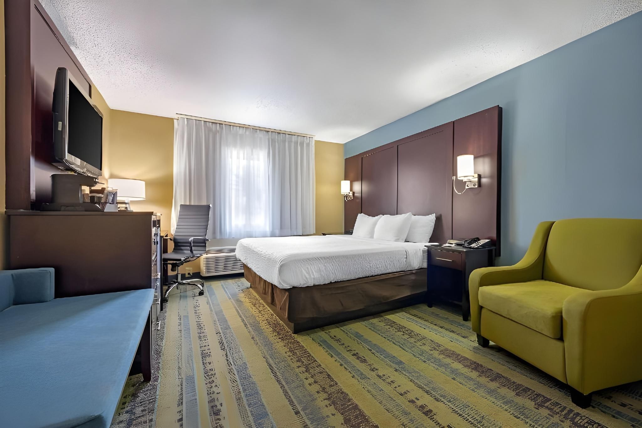 1 King Bed, Nonsmoking, Accessible