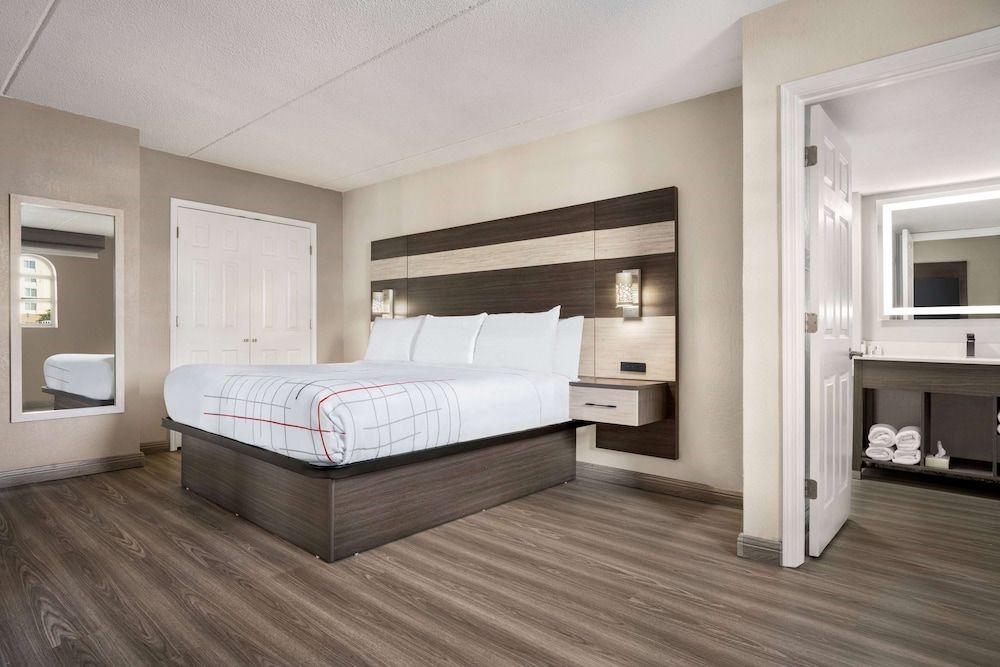 Suite, 1 Bedroom, Non Smoking (1 King Bed)