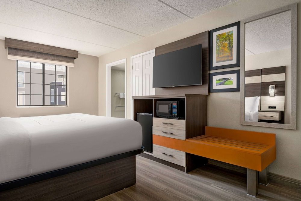 Room, 1 King Bed, Accessible, Non Smoking (Mobility/Hearing Impaired Accessible)