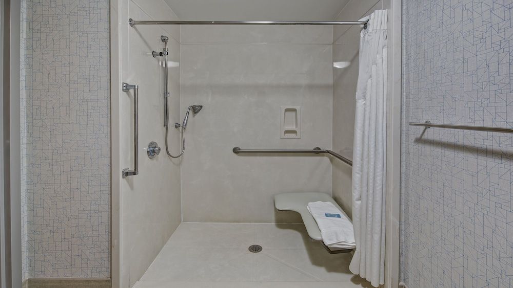 Standard Room, 1 King Bed, Accessible (Mobil Roll Shower)
