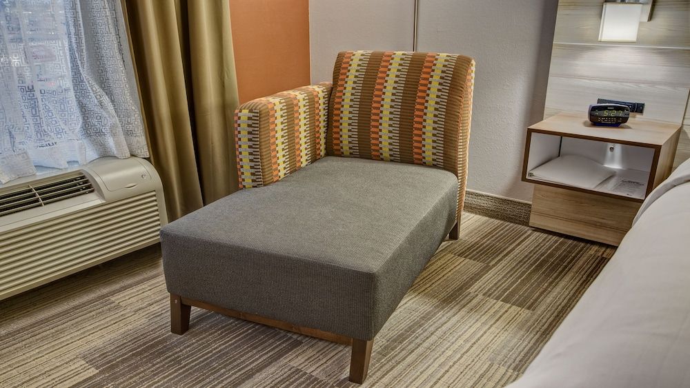 Suite, 1 King Bed, Accessible (Comm, Tub)