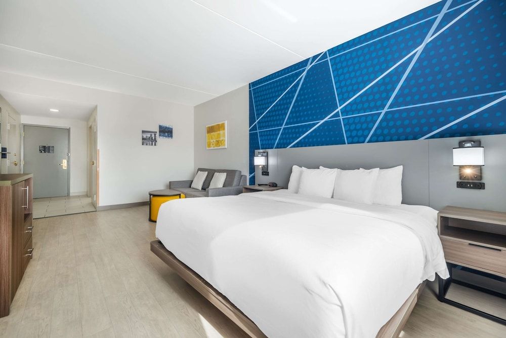 Suite, 1 King Bed with Sofa bed, Accessible, Non Smoking