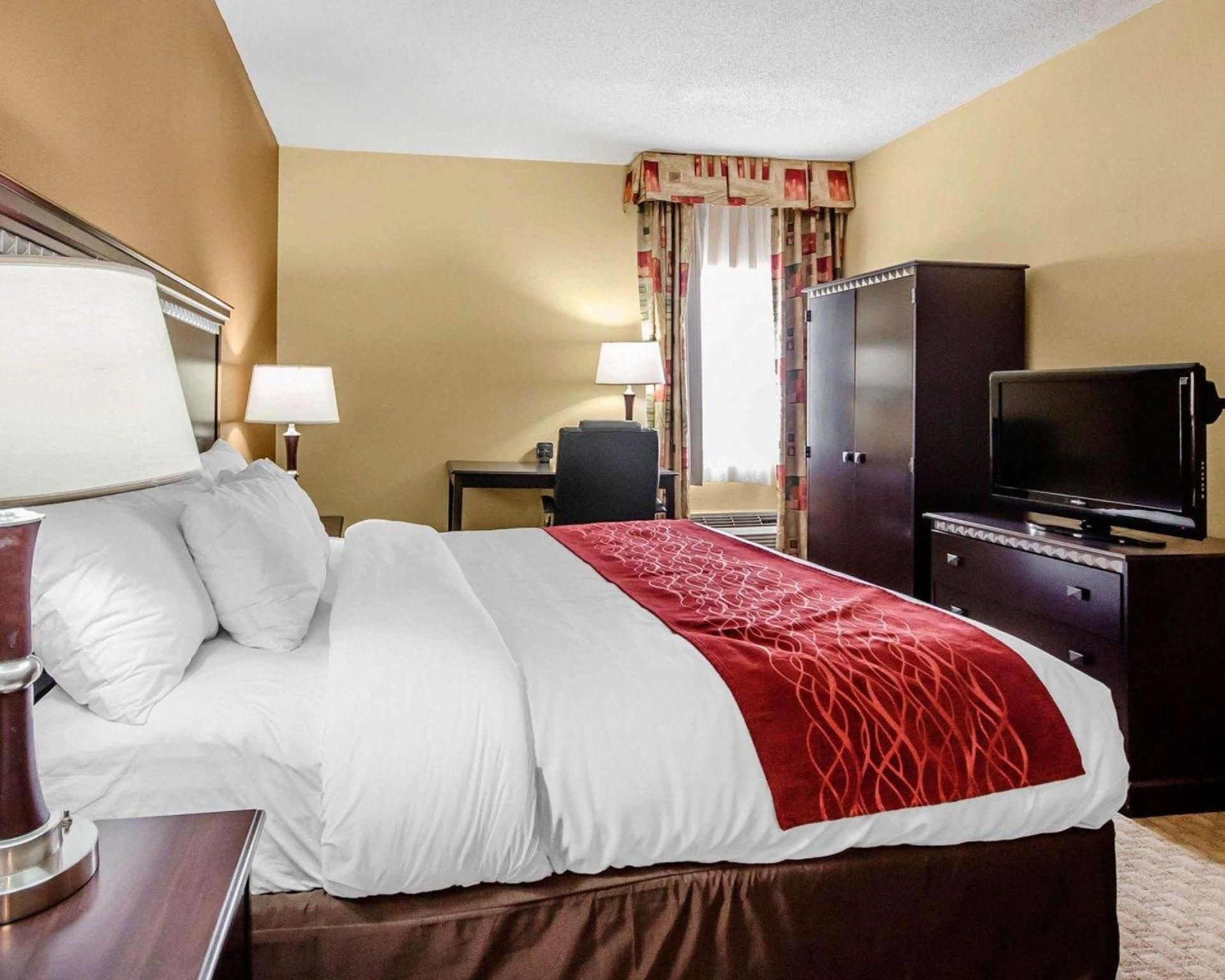 1 King Bed, Suite -- Nonsmoking