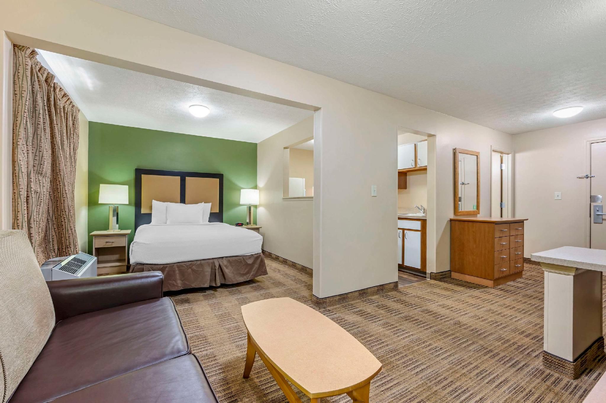1 Queen Bed, Efficiency, Nonsmoking, Accessible