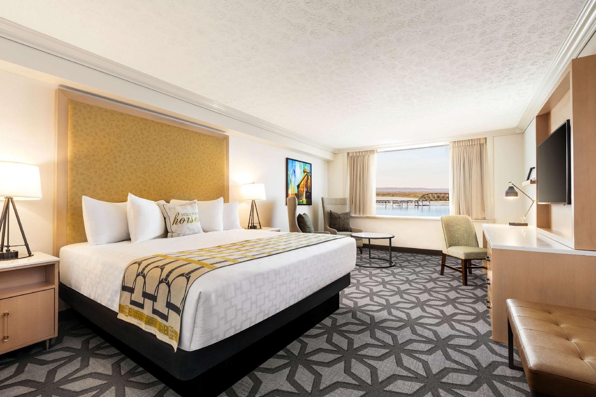 Deluxe Waterview 1-Bedroom Suite, West Tower, 1 King, Non-Smoking