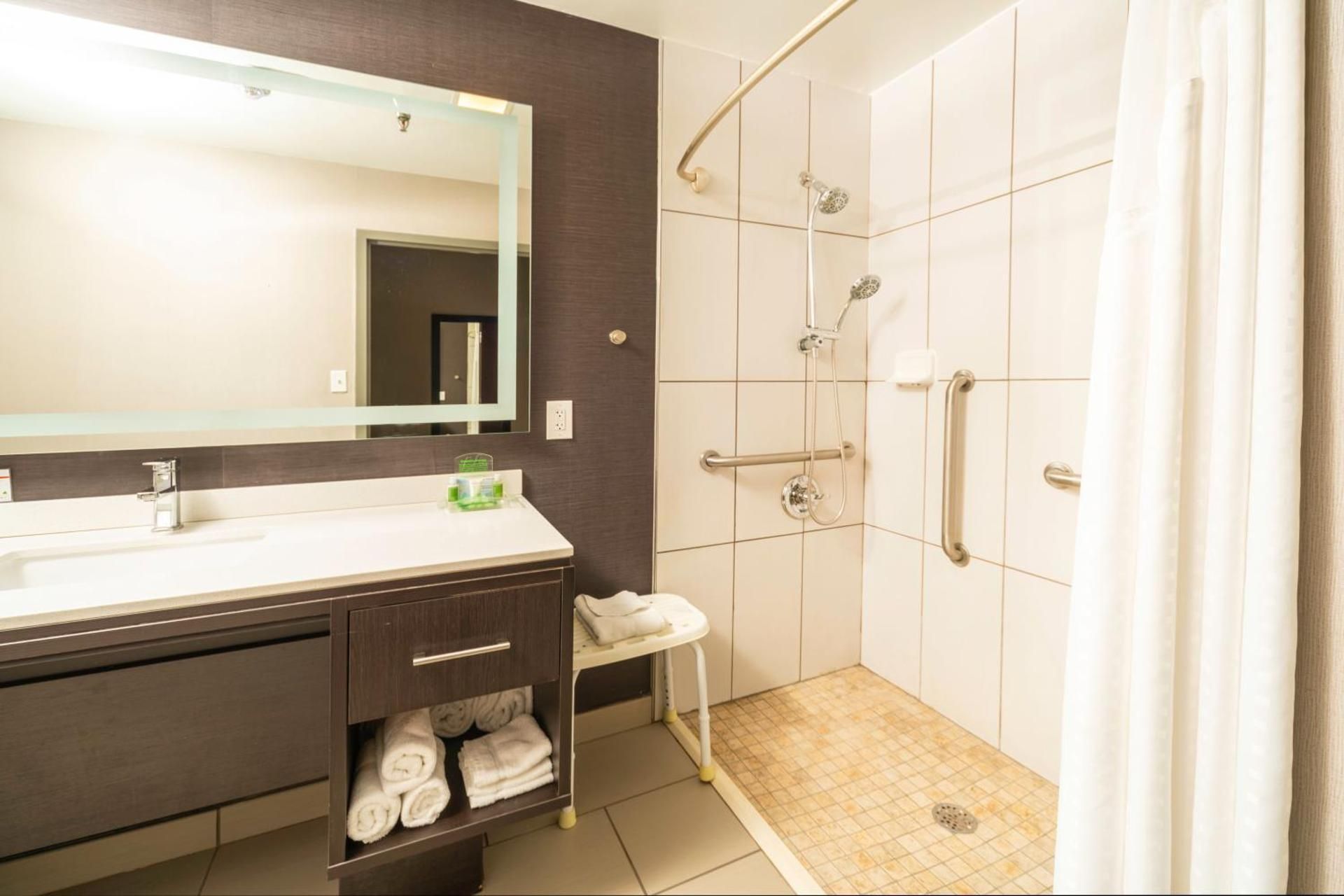 1 King Standard communication accessible Tub