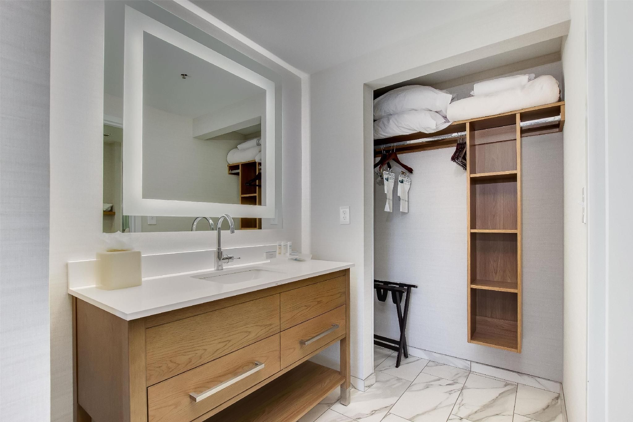 1 KING BED STUDIO SUITE NONSMOKING
