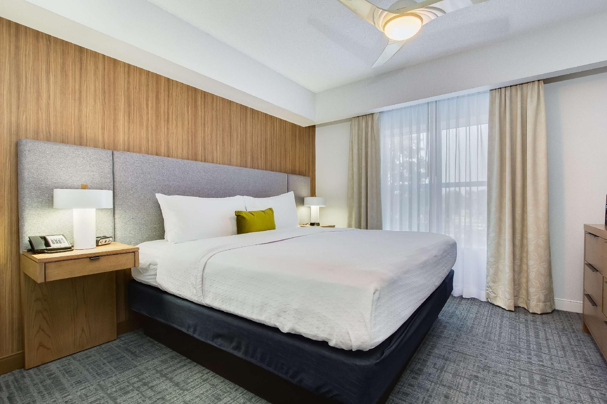 1 KING BED 1 BEDROOM SUITE NONSMOKING