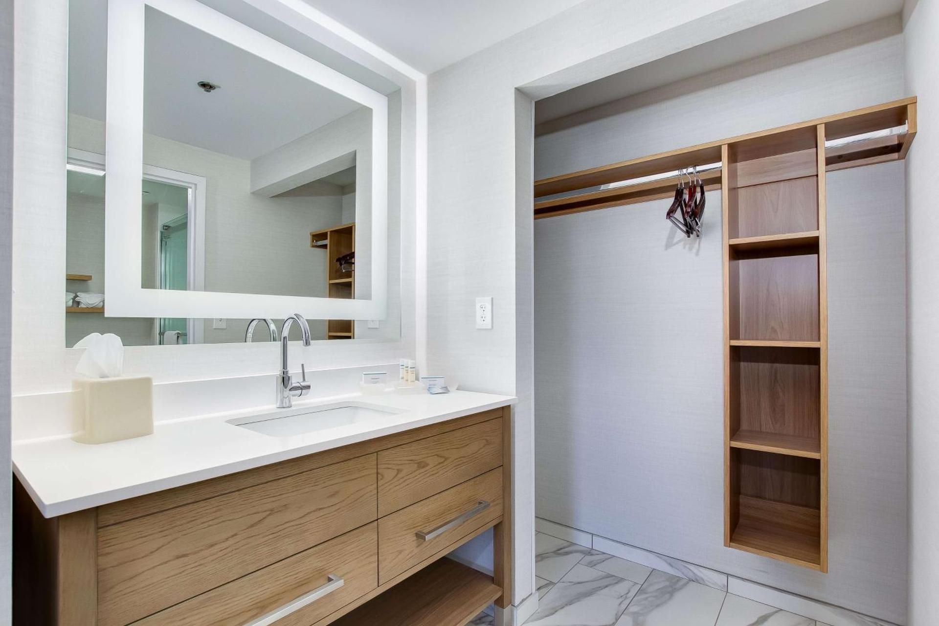 2 QUEEN BEDS 1 BEDROOM SUITE NONSMOKING