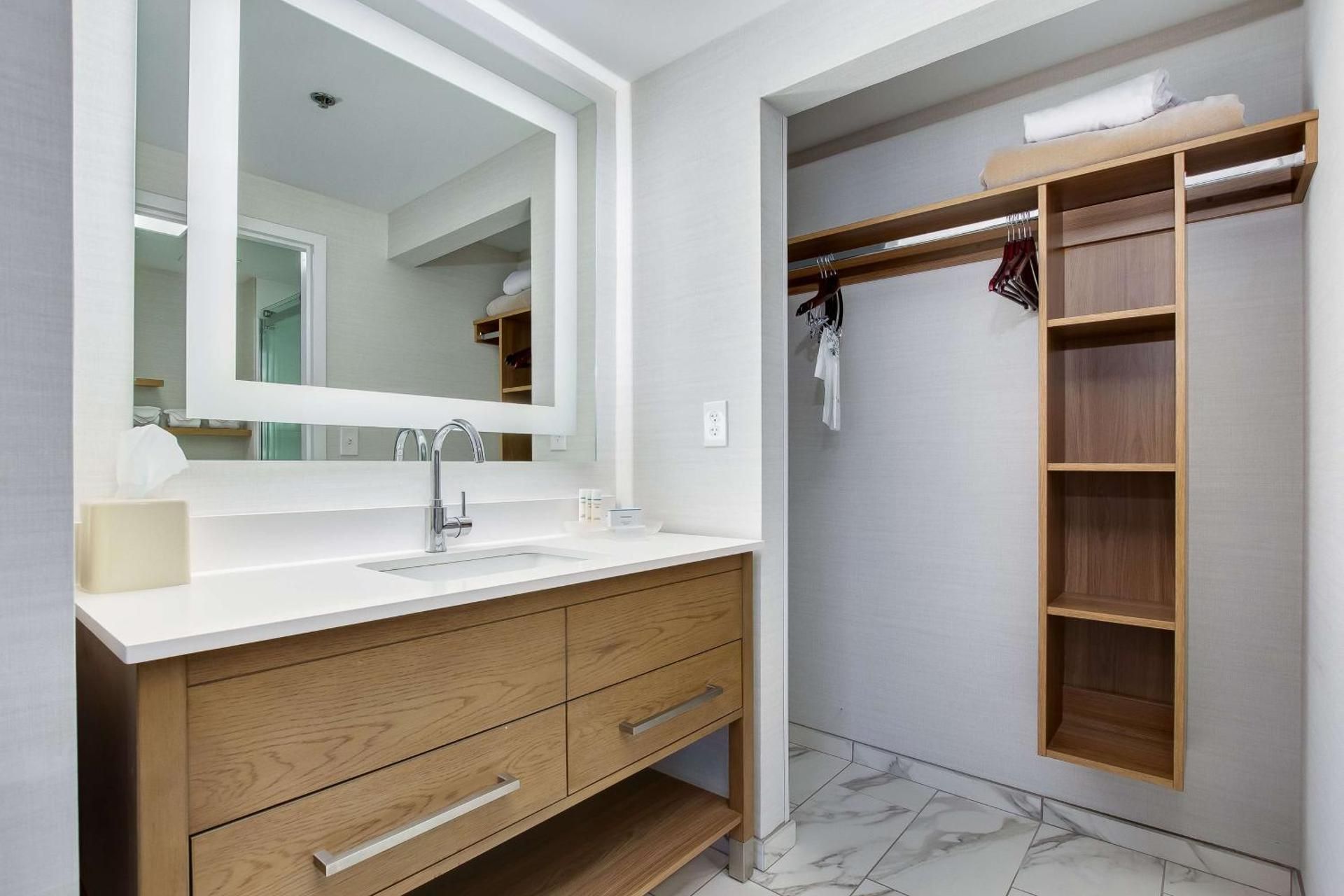 1 KING BED 1 BEDROOM SUITE NONSMOKING