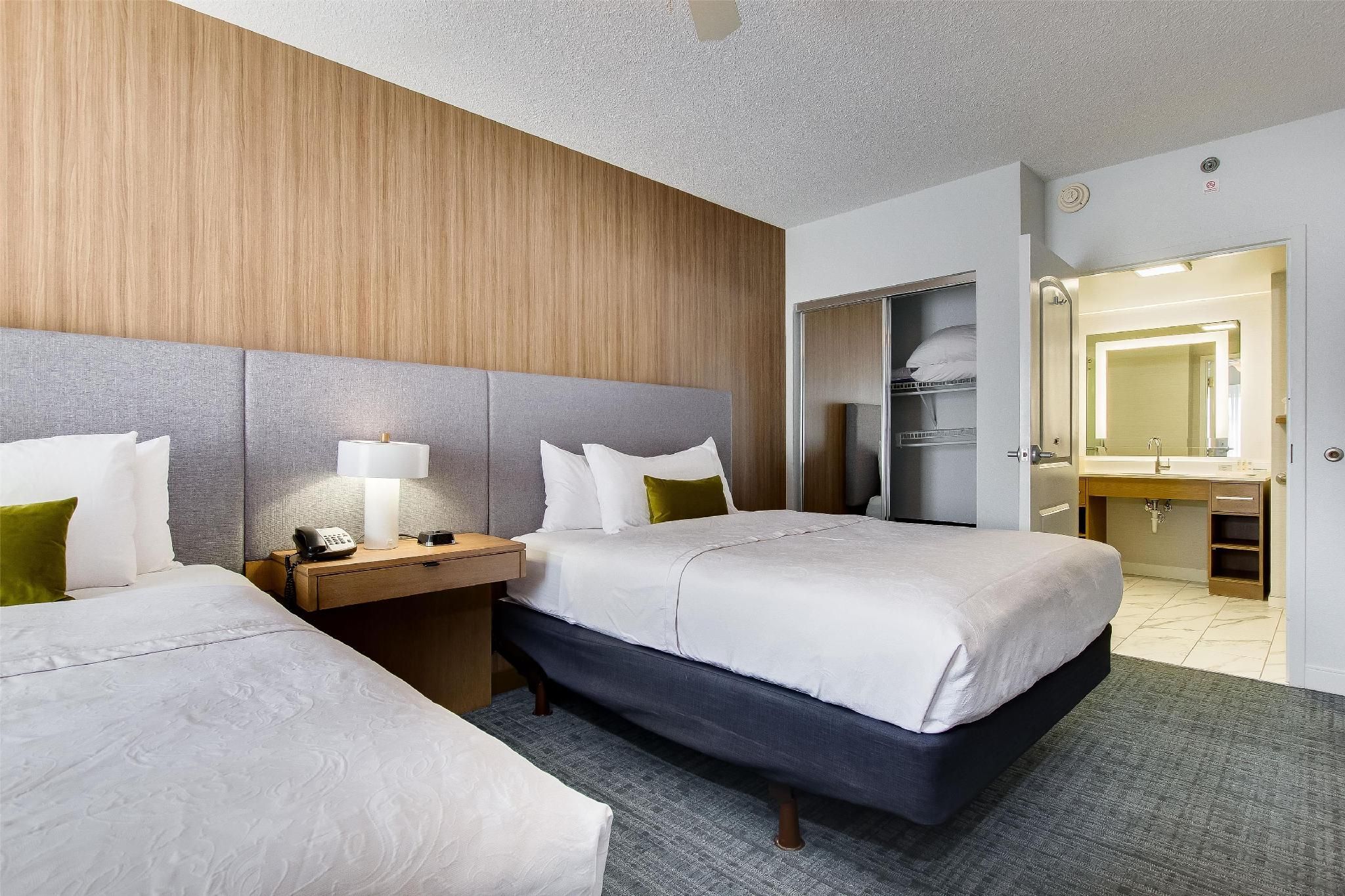 2 QUEEN BEDS 1 BEDROOM SUITE NONSMOKING