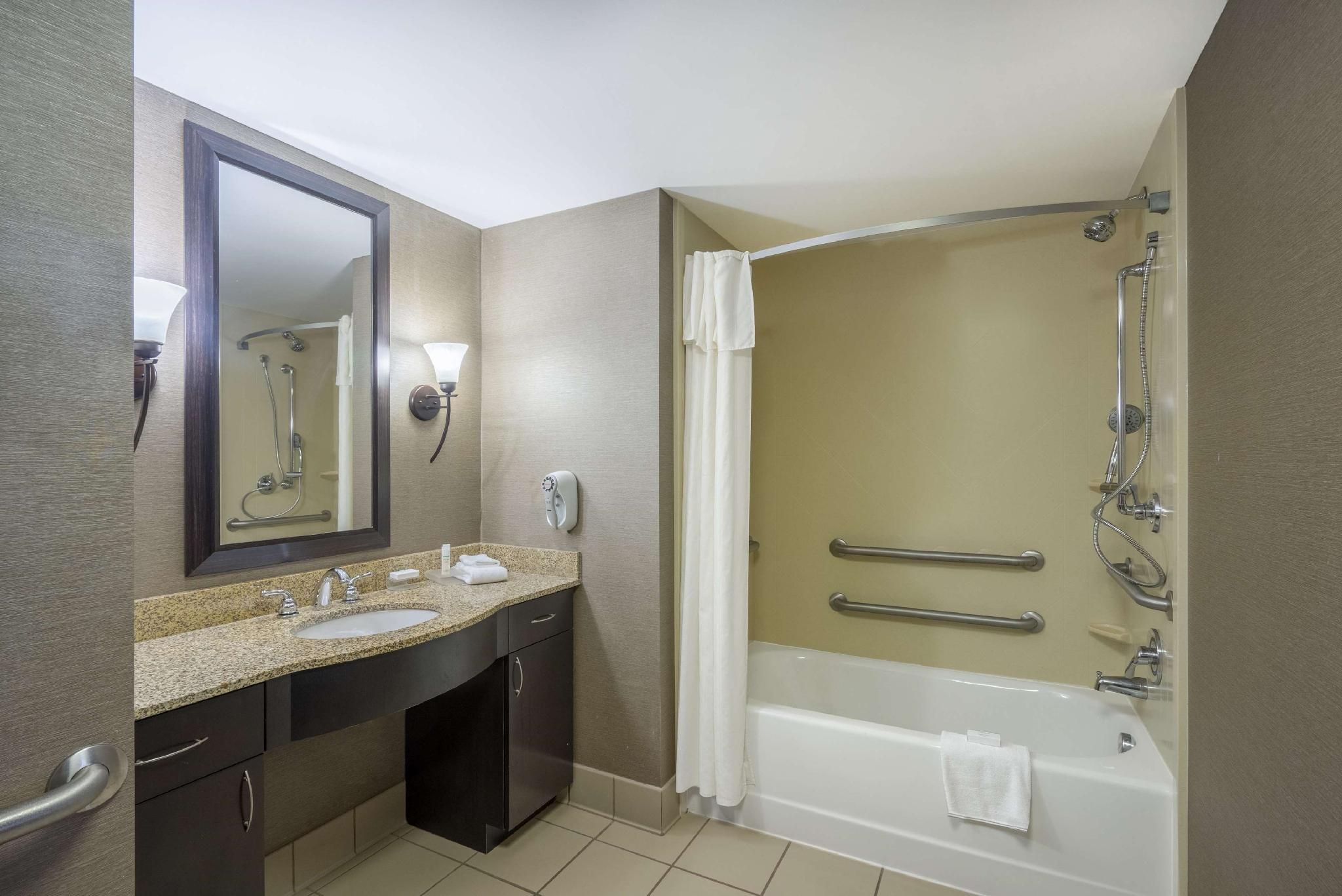 1 King Mobility Hearing Accessible Tub Suite Non-Smoking