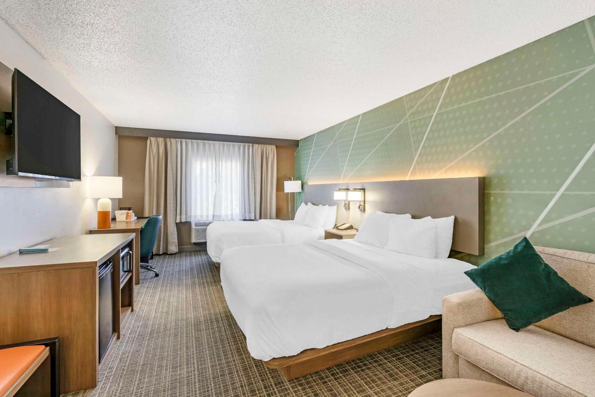 Quadruple Room with Two Queen Beds - Non Smoking