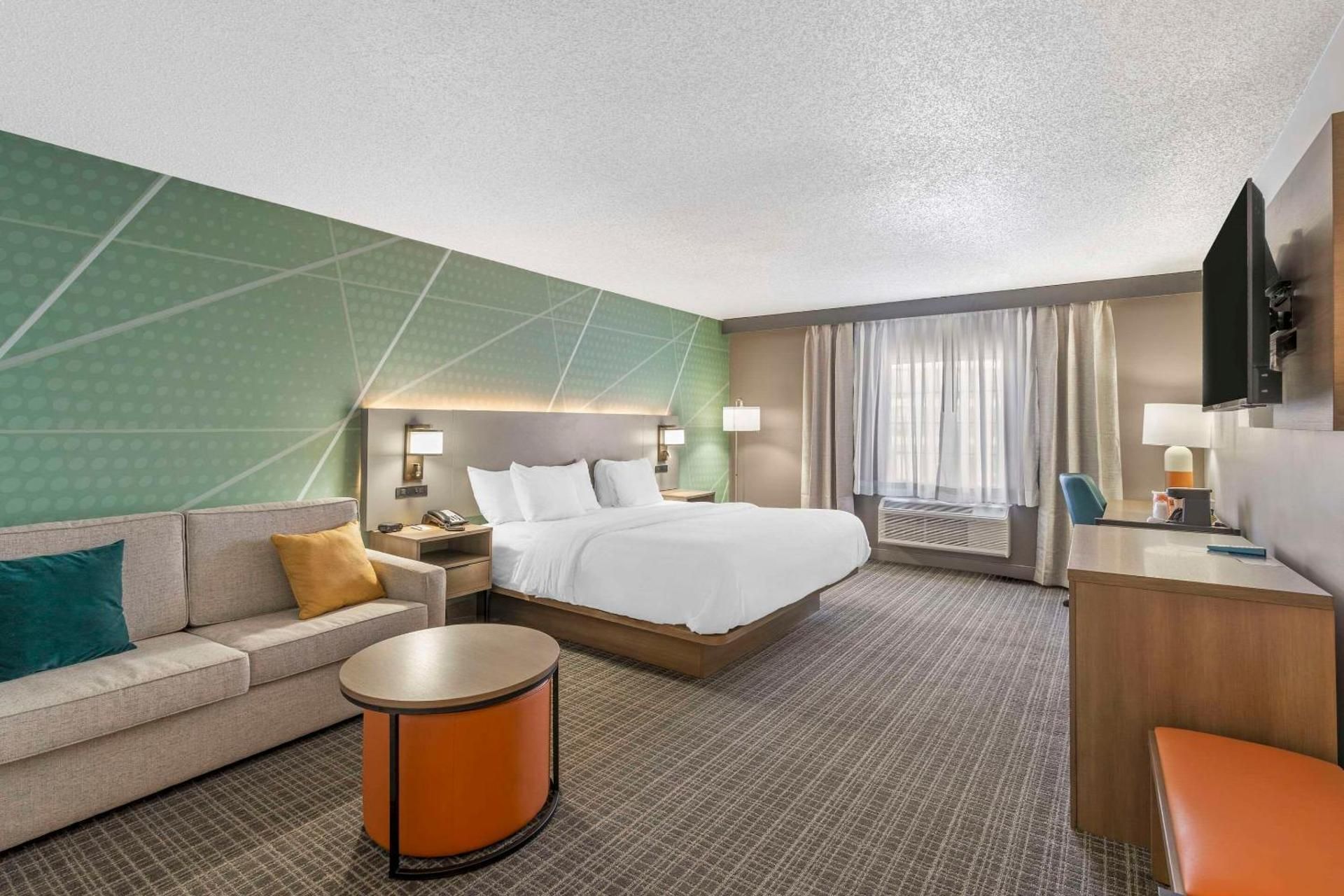 1 King Bed, Suite, Nonsmoking