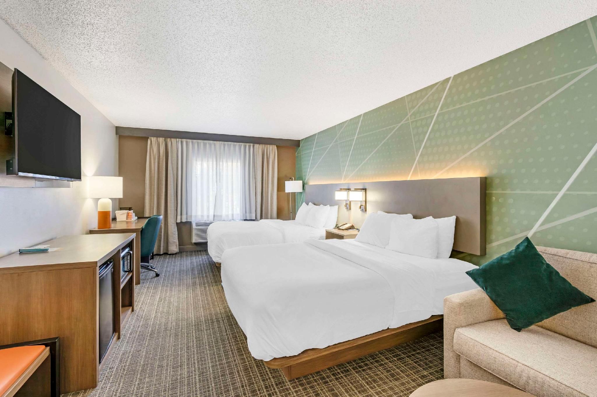 2 Queen Beds, Suite, Nonsmoking