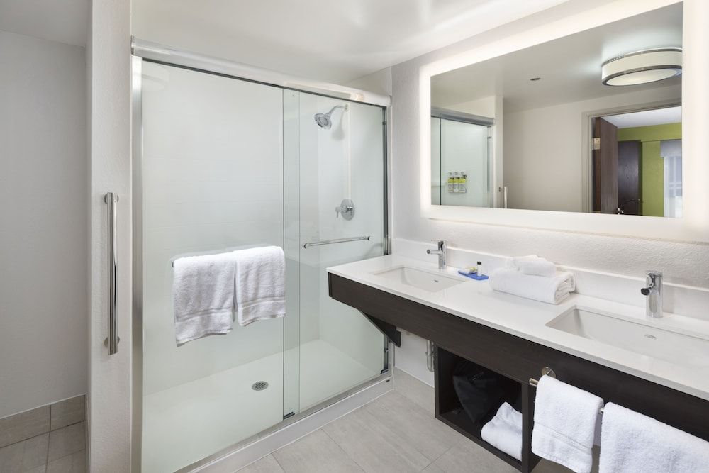 Suite, 1 King Bed, Mountain View