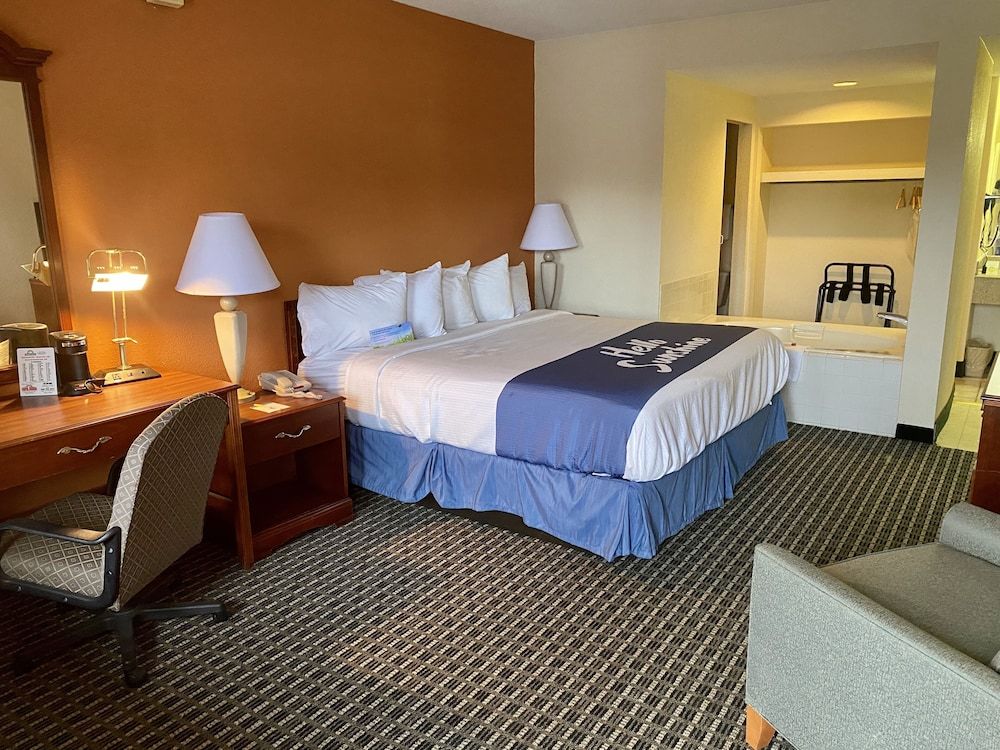 Room, 1 King Bed, Accessible, Smoking